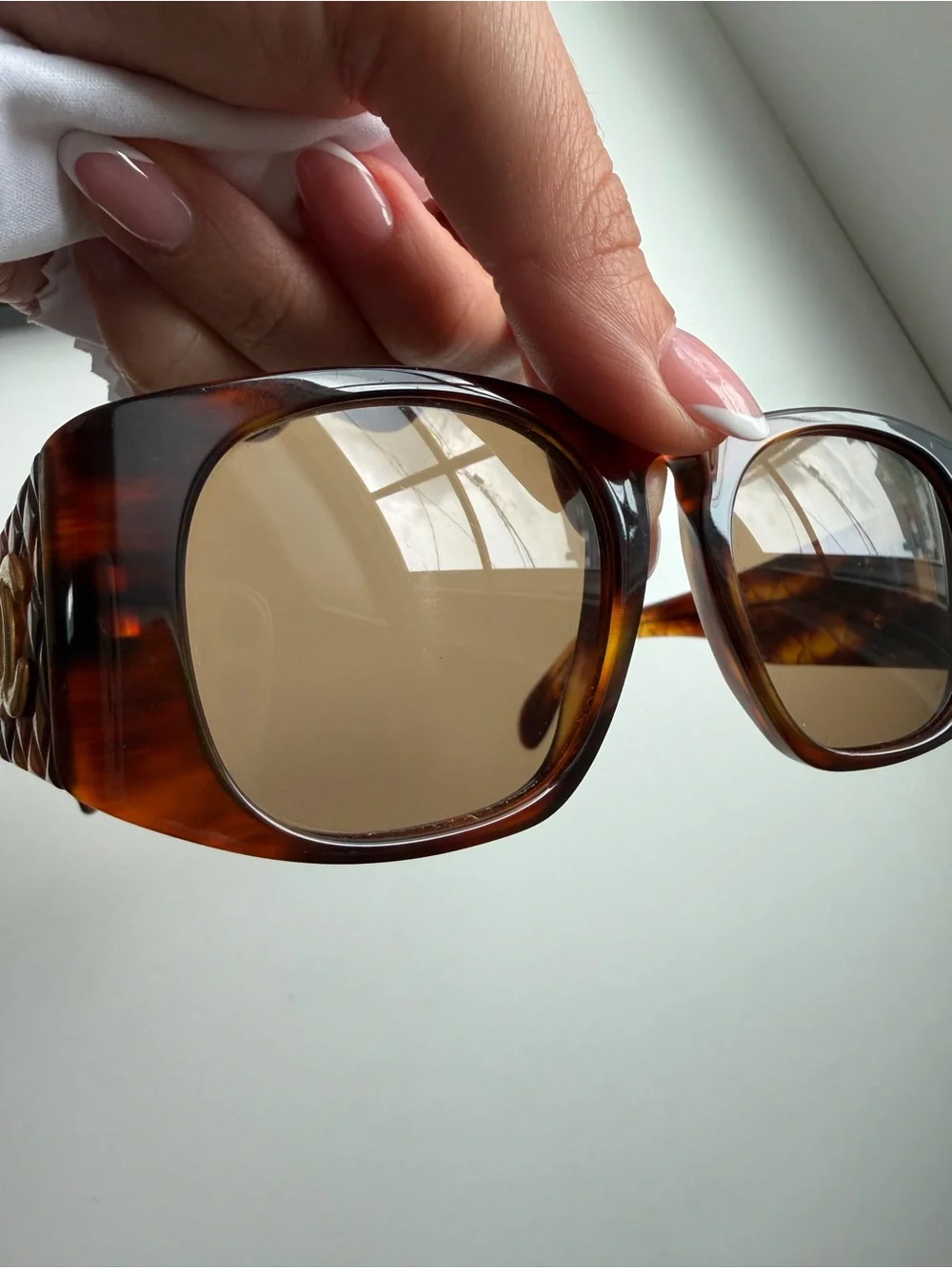 CHANEL stylish tortoiseshell